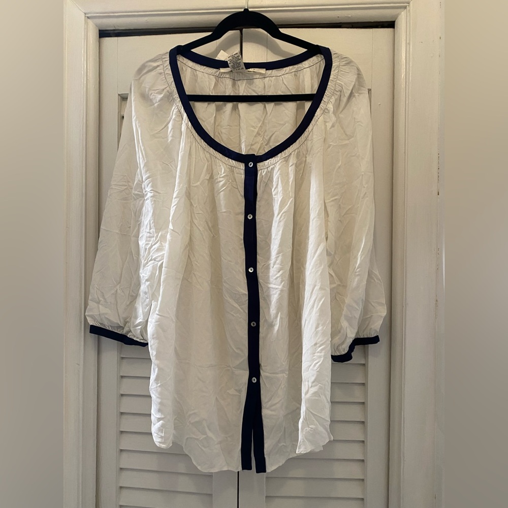 Max Studio NWT Blouse Size 2X Button Front Silk Like White/Navy Trim 3/4 Sleeve